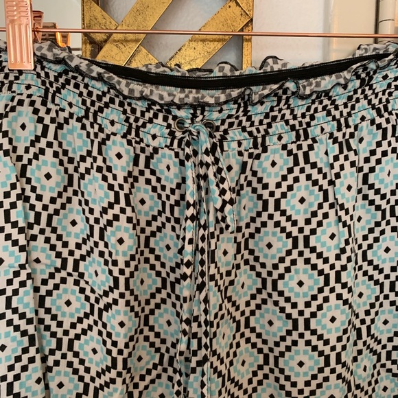 Patterned high waisted shorts - Picture 4 of 4